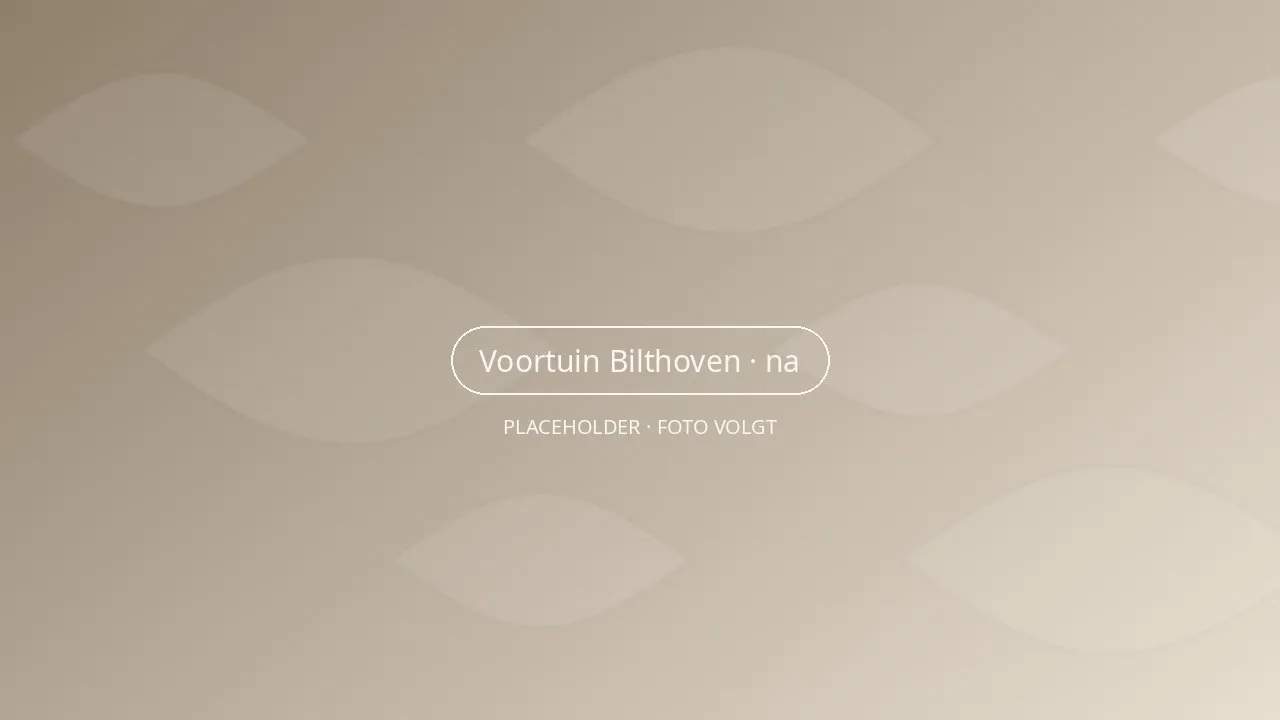 Voortuin van een jaren-'30-villa in Bilthoven met grindpad, buxusbollen, taxushaag en witte hortensia's